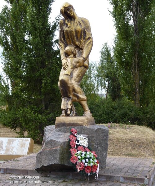 Миргород. 15 ноября 1941 г. гитлеровцы собрали на Базарной площади города еврейское население и погнали центральной улицей на расстрел. Отстававших пьяные фашистские солдаты били прикладами, палками, нагайками. За городом в противотанковых рвах люди были расстреляны. На братской могиле установлен памятник и плиты с фамилиями погибших.