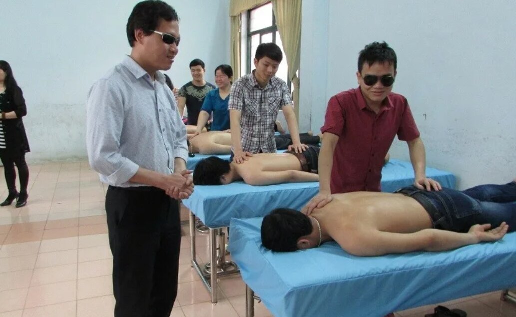 слепые массажисты. андрей евгеньевич реабилитолог. слепые массажисты. слепые массажисты. слепой массаж.