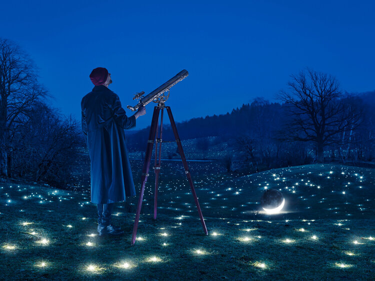 Смотря ввысь, мы склонны не замечать то, что находиться прямо под нашими ногами и достаточно протянуть лишь руку (фото Эрика Йоханссона (Erik Johansson) https://www.erikjo.com)