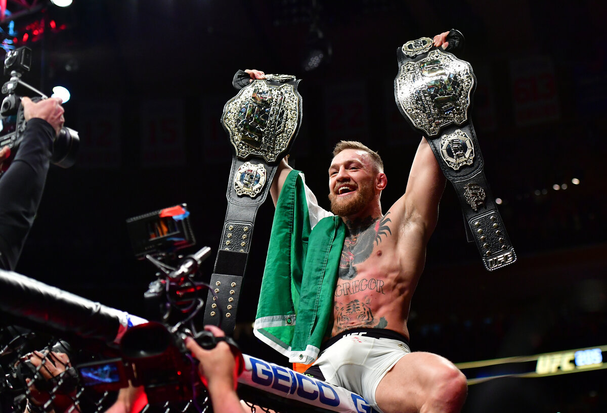 Конор Макгрегор становится первый двойным чемпионом в истории UFC