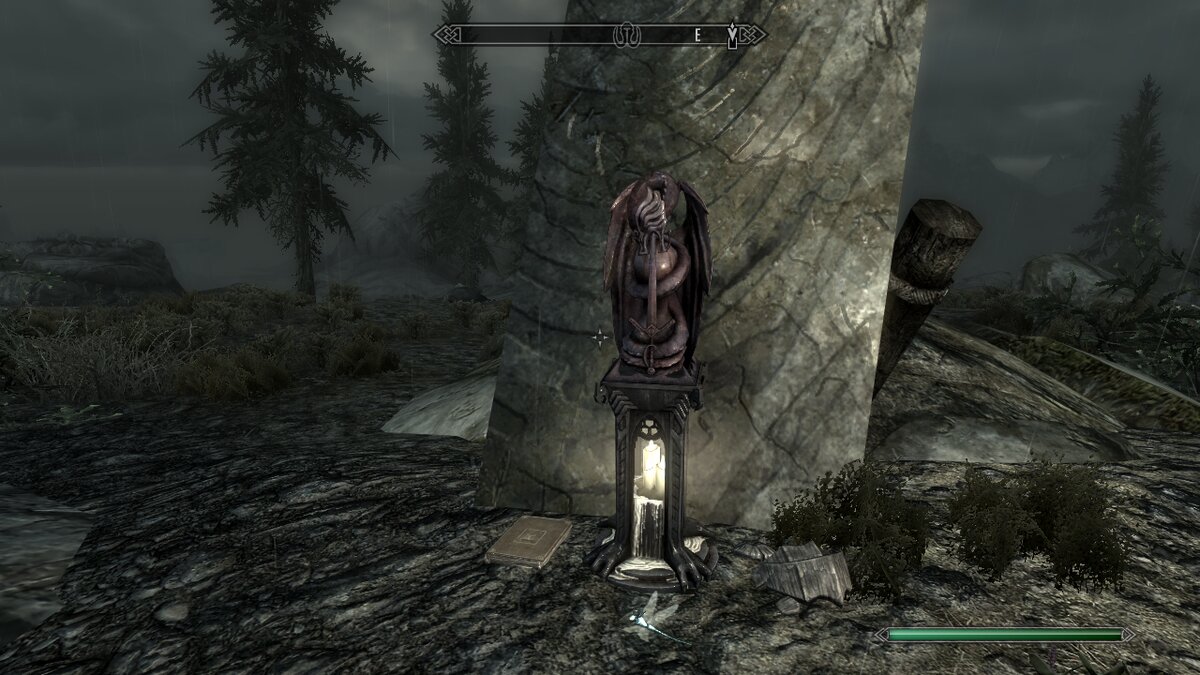 Вот она — справа от алтаря, возле пучка травы.