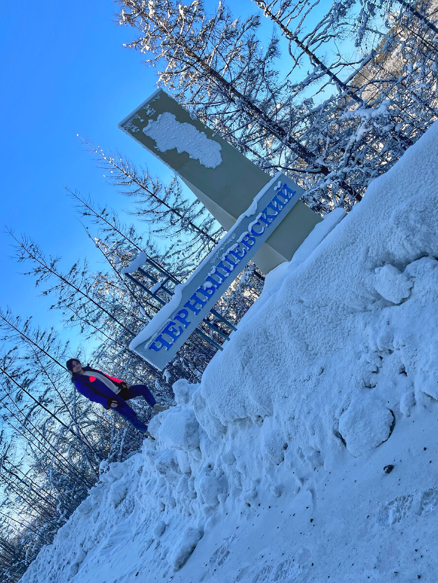 Стелла перед въездом в посёлок. Обновили в 2017 году. Только, к сожалению, места изображению самому НГ не нашлось.