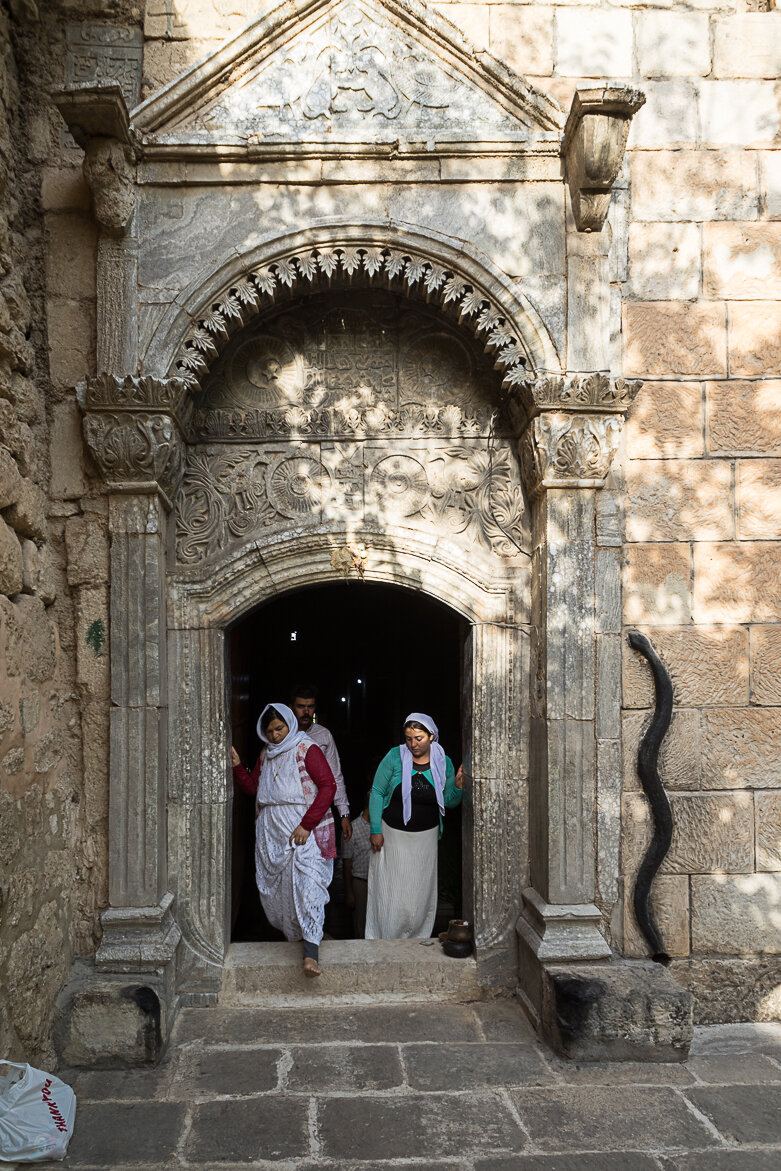 Входная дверь в езидское святилище Лалеш (фото из арабских СМИ)
