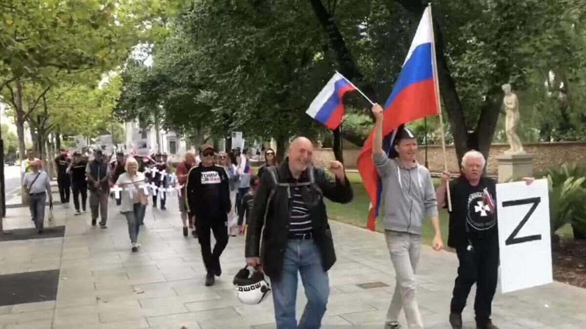    Участники митинга в поддержку России в Аделаиде, Австралия. Кадр из видео© Aussie Cossack