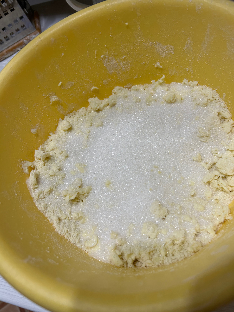 Добавляем половину сахара и соль ( соль можно не добавлять, я люблю с солью)