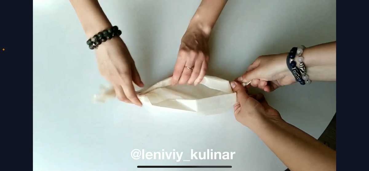 Края с короткой стороны закручиваем «конфеткой»