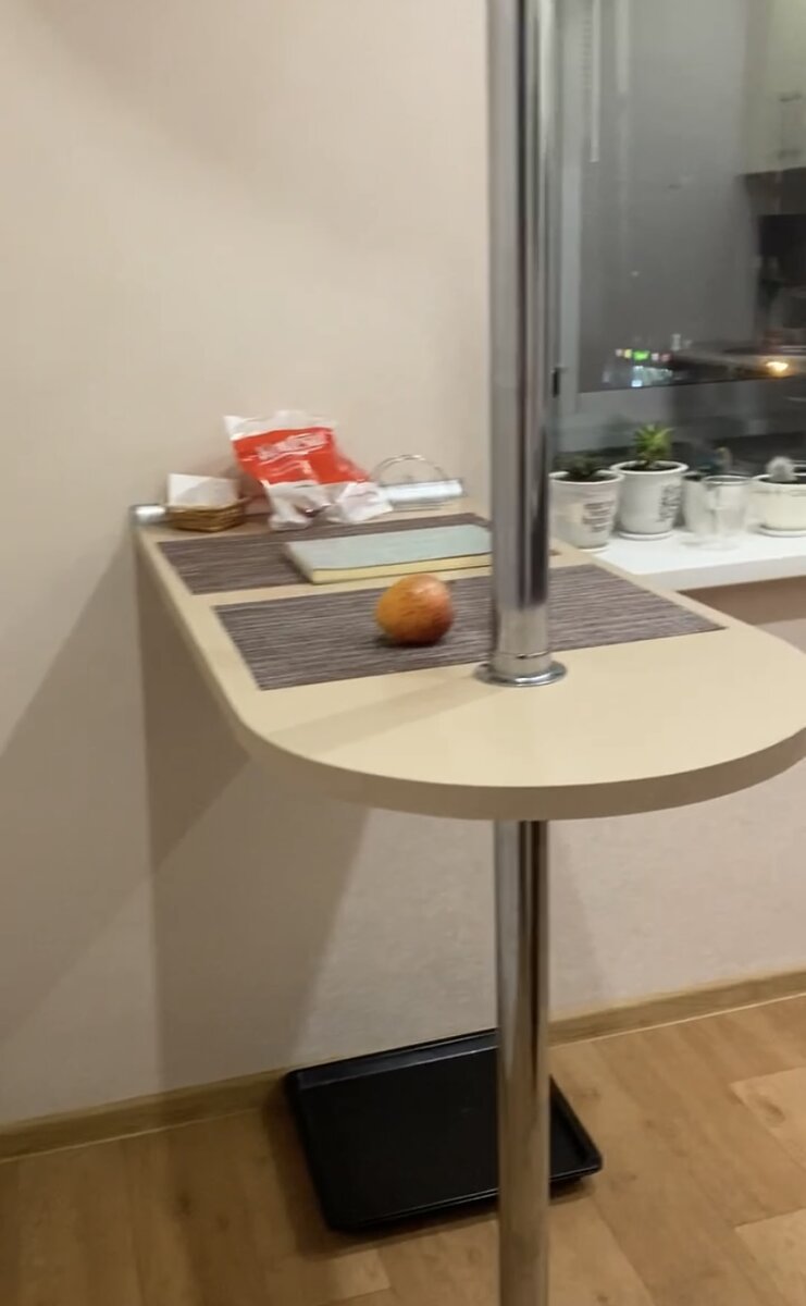 Ужасные малиновые (вырви глаз) стулья уже были проданы, в скором времени продастся и шкафчик над плитой и сама стойка.