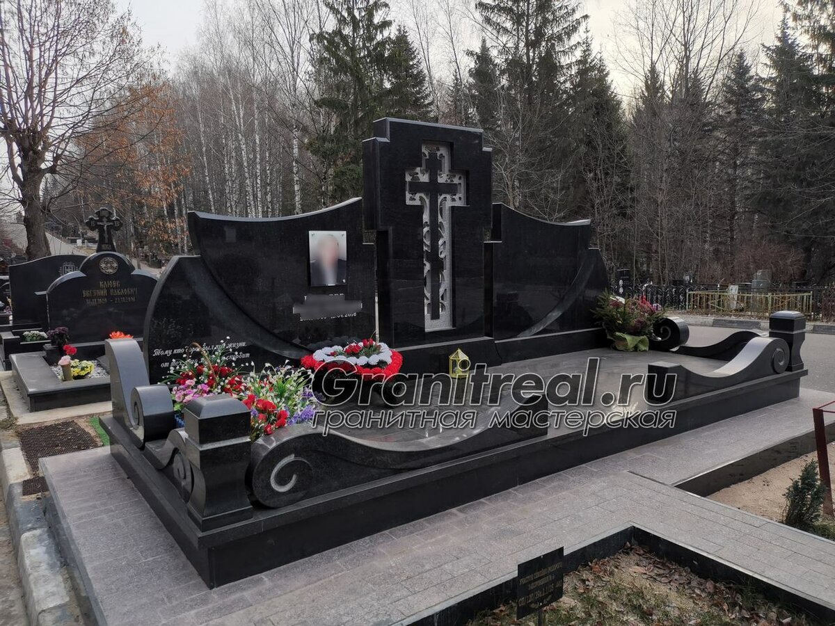 Памятник из карельского габбро-диабаза