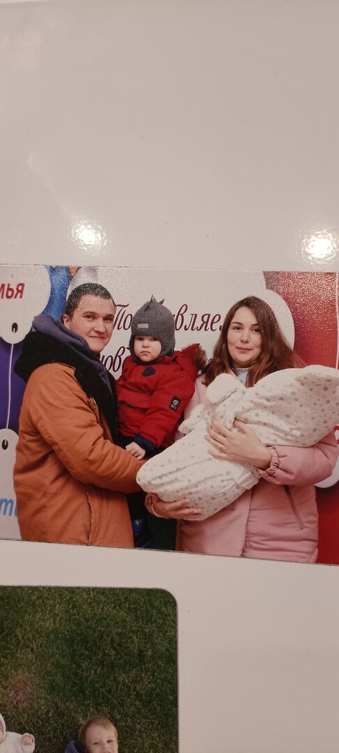 Тут сын явно не доволен, просто он уснул перед самым роддомом, а перед фоткой его разбудили:D