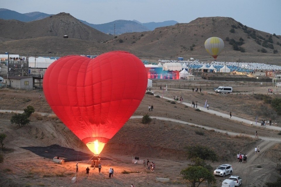    Полет на воздушном шаре - самый необычный подарок, но и наиболее дорогой. Михаил ФРОЛОВ