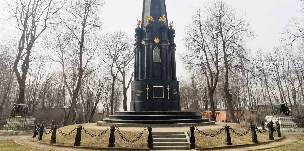 две старинные пушки  возле памятника защитникам Смоленска 4-5 августа 1812 года