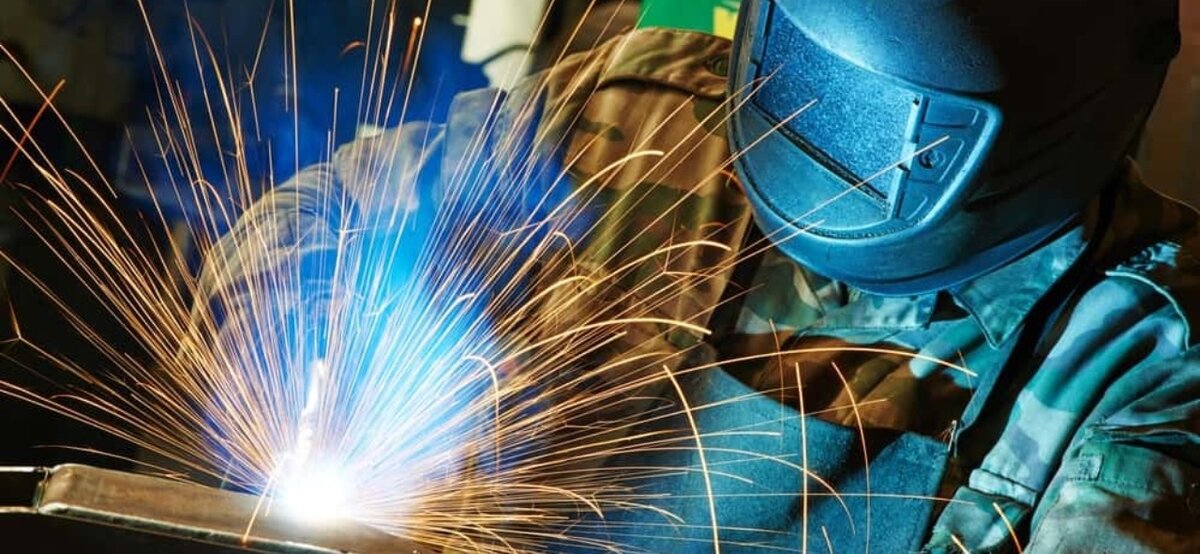 Профессия сварщик — одна из основных в сфере строительства, так как от работы мастера зависит прочность будущих конструкций
