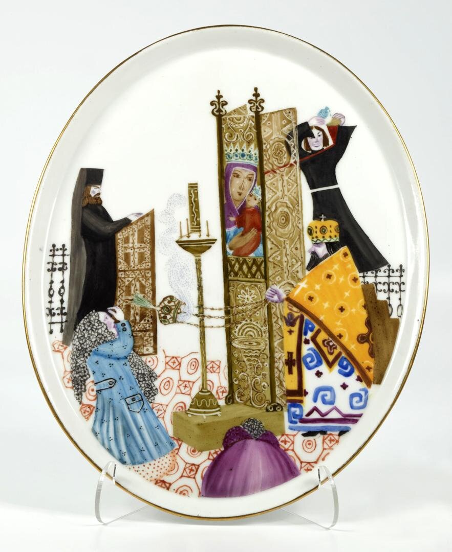 Поднос "Религия - дурман народа". 1934. Роспись надглазурная полихромная, позолота. Размеры: 1,3*28,7*22,8 см. Собрание Эрмитажа. Предмет поступил в 2002-м году. Передан в составе коллекции Музея Фарфорового завода. Инв. номер Мз-С-1242. Изображение взято из каталога Эрмитажа. 
