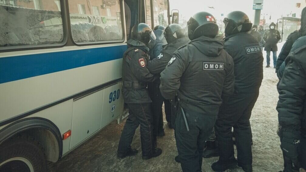     После драки и полицейской облавы в крупнейшем ТК Северной столицы один человек попал в больницу, один – под уголовное дело и пятеро – под административный арест.