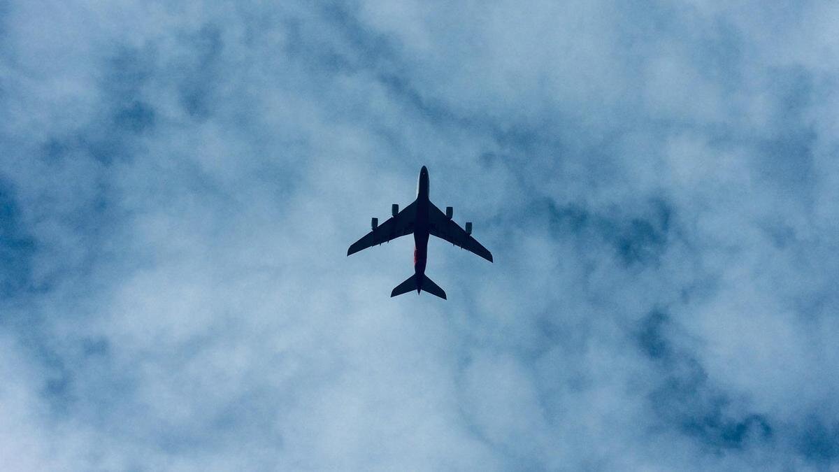    Самолет в небе:pexels.com