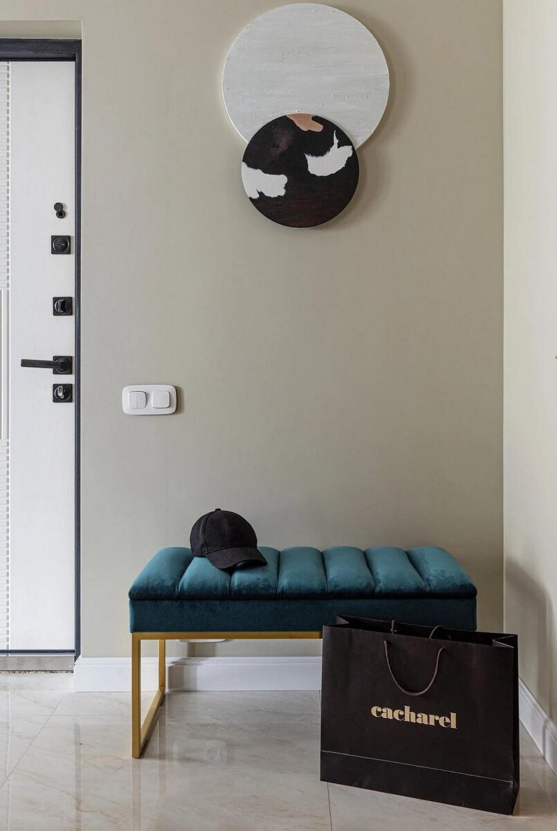 Мрамор, латунь и дерево. Просторный интерьер с изысканными деталями