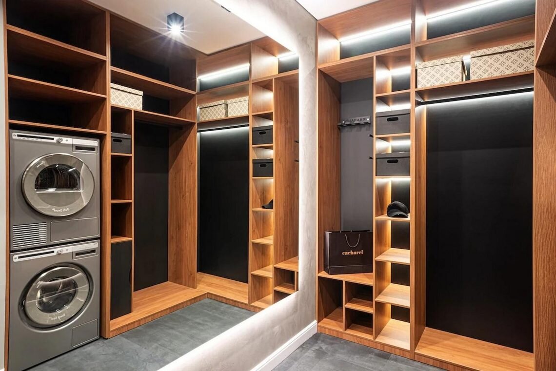 Мрамор, латунь и дерево. Просторный интерьер с изысканными деталями