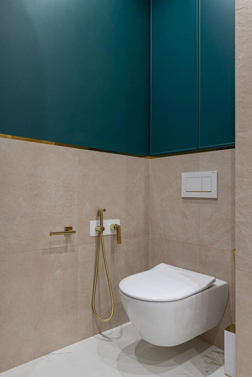 Мрамор, латунь и дерево. Просторный интерьер с изысканными деталями