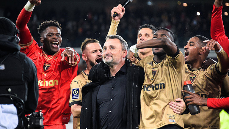    Франк Эс с футболистами «Ланса». Global Look Press