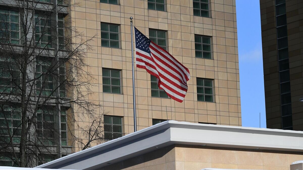    Государственный флаг США у американского посольства в Москве© РИА Новости / Максим Блинов