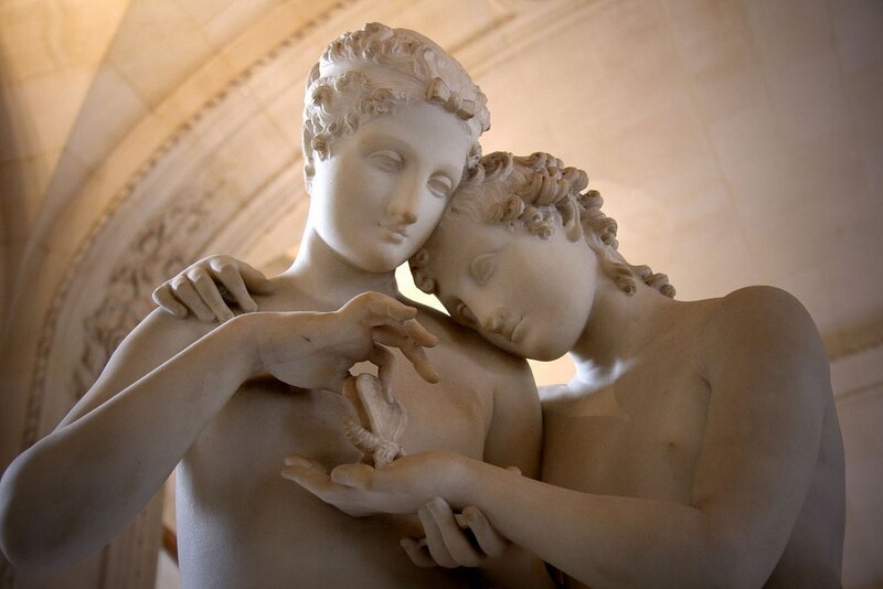 Психея кладет на ладонь Амуру бабочку