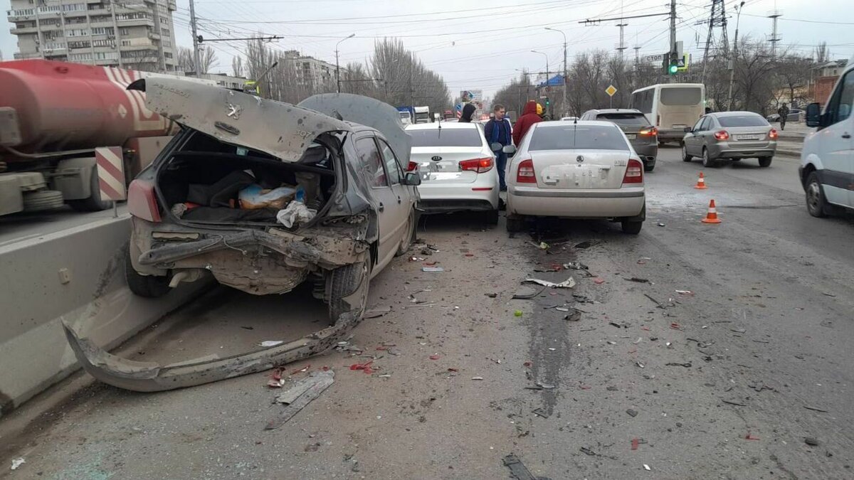     В Кировском районе Волгограда накануне столкнулись пять автомобилей. Часть из машин оказалась серьезно смята, чудом в ДТП никто не пострадал, сообщает региональное ГУ МВД.