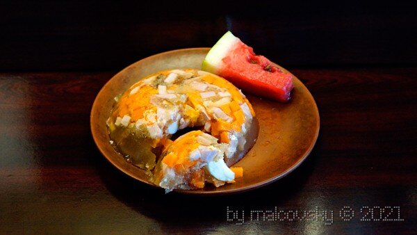 Заливное из говяжьих костей с копчёным мясом/