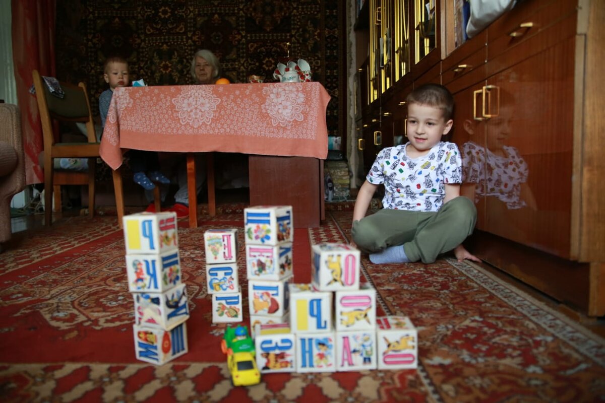 Это мы в гостях у бабушки, в эти бумажные кубики играла ещё я.