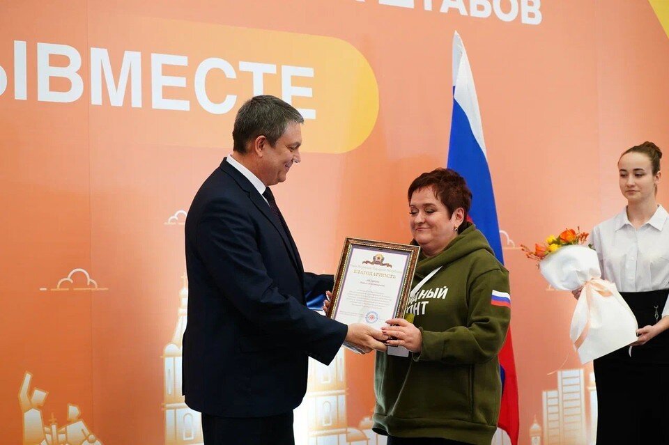     Леонид Пасечник вручил Благодарность руководителю регионального Исполкома Народного фронта в городе Севастополе Ларисе Мельник. Фото: ОНФ