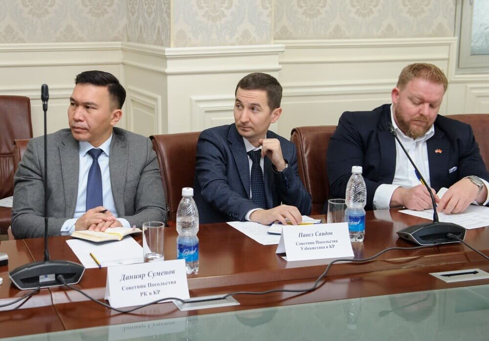 На  конференции присутствовали представители иностранных посольств в  Киргизии. Крайний справа – советник посольства США по политическим  вопросам Гаррет Гринли