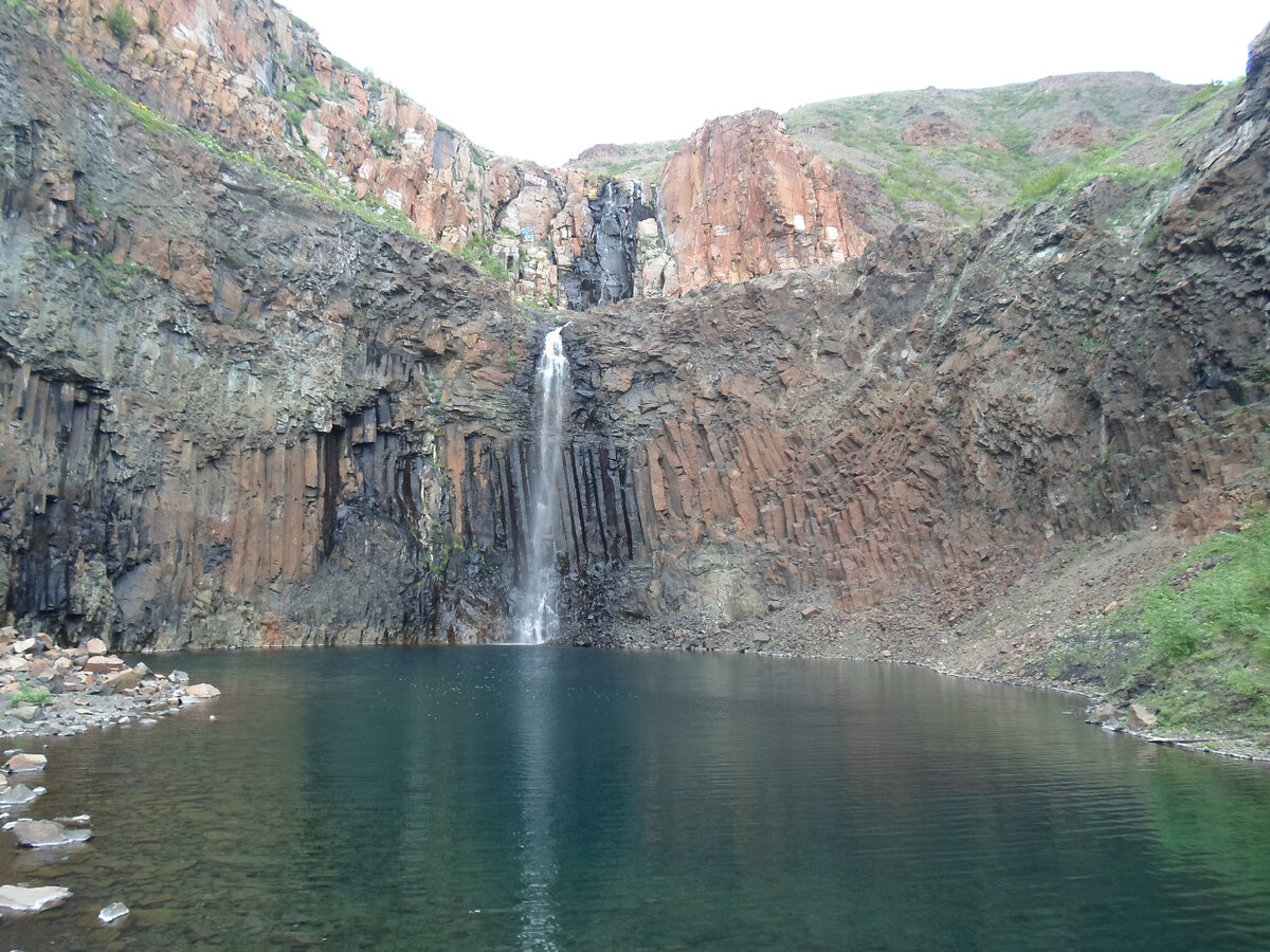 Талнах водопад красные камни