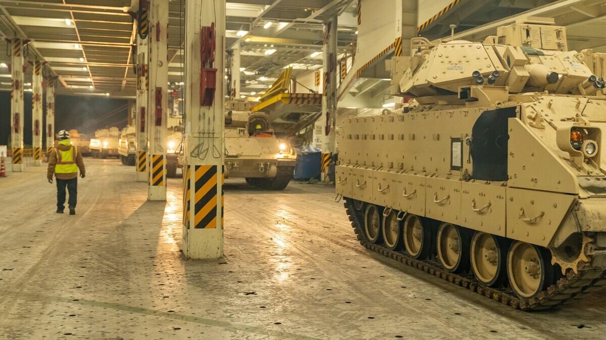    Отправка американских БМП Bradley на Украину© Фото : U.S. Transportation Command