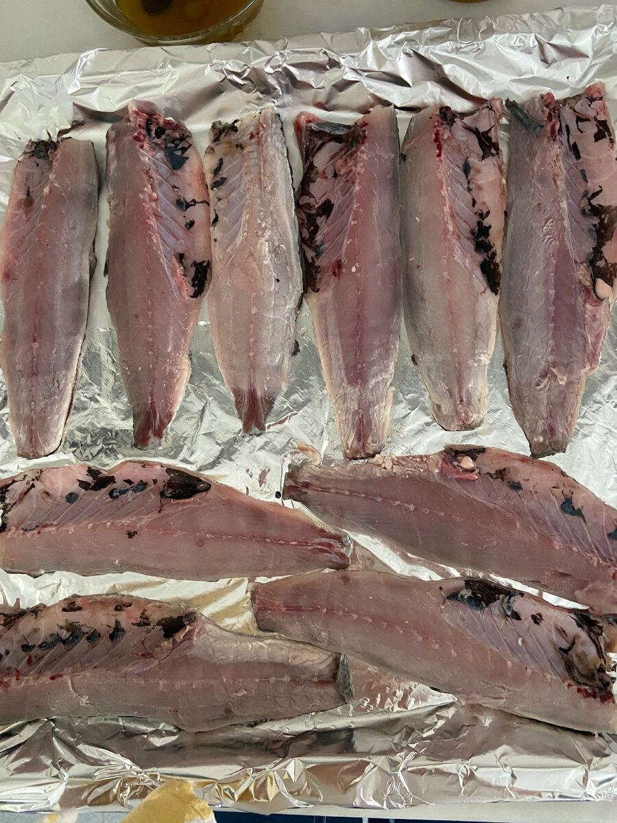 Застелить противень бумагой для выпечки или фольгой, смазать маслом.