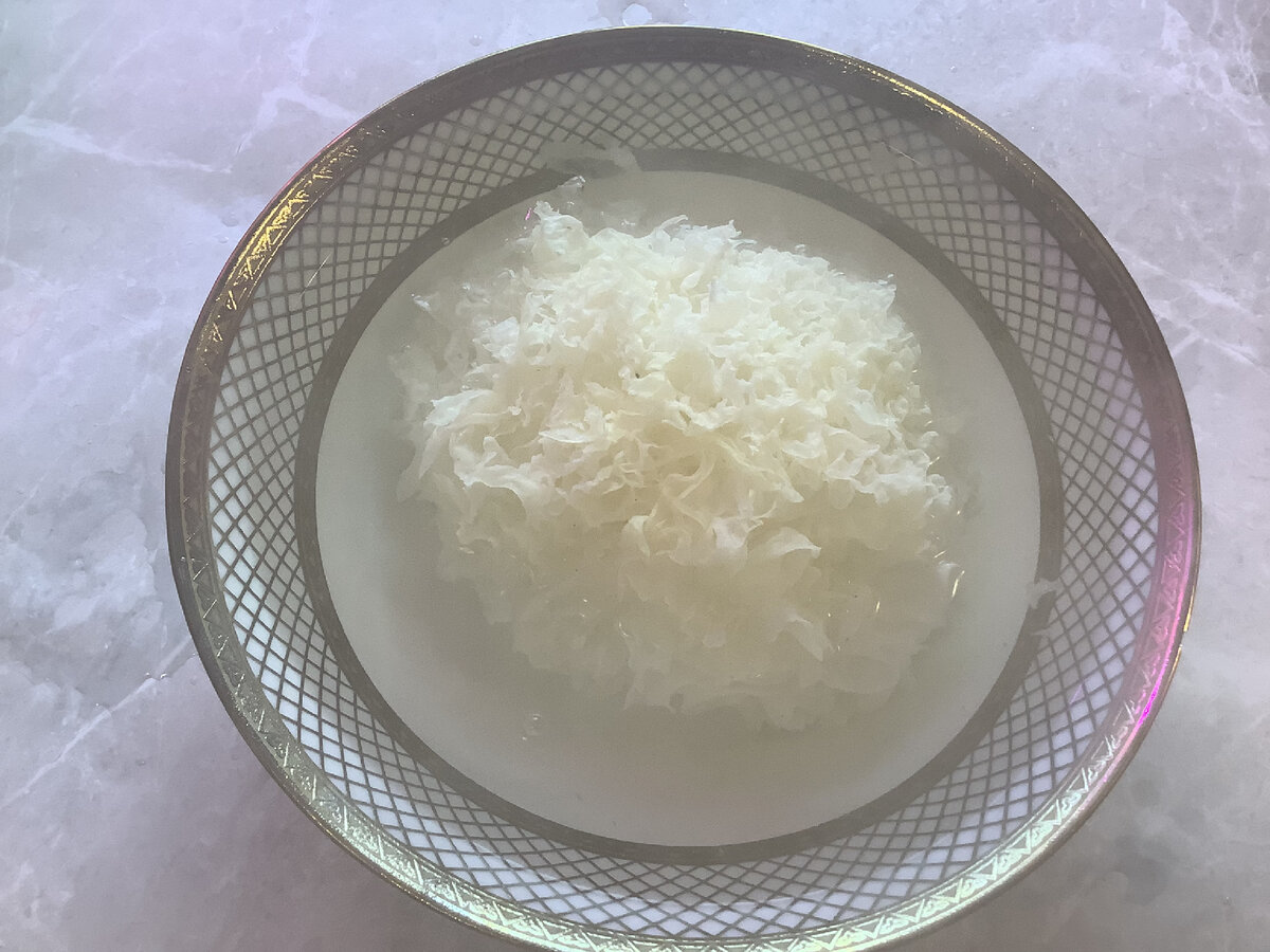 Гриб заливаем кипятком и оставляем на 30-40 минут