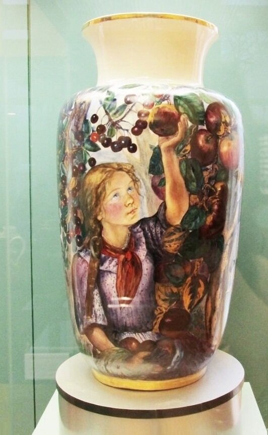 Та же ваза "Дары Мичурина", рисунок с другой стороны. Фото взято из свободного доступа в интернете. 