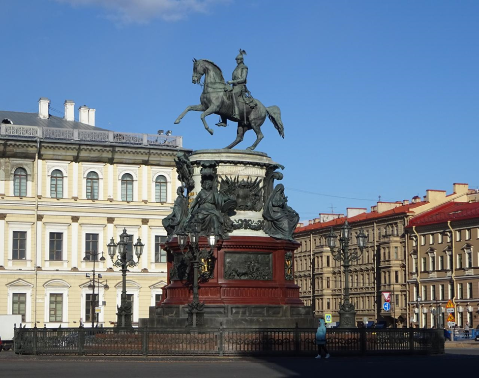 Конные статуи в петербурге. Памятник Николаю i Исаакиевская площадь. Клодт конный памятник Николаю 1. Памятник Николаю 1 в Санкт-Петербурге. Памятник Николаю 1 на Исаакиевской площади Император.