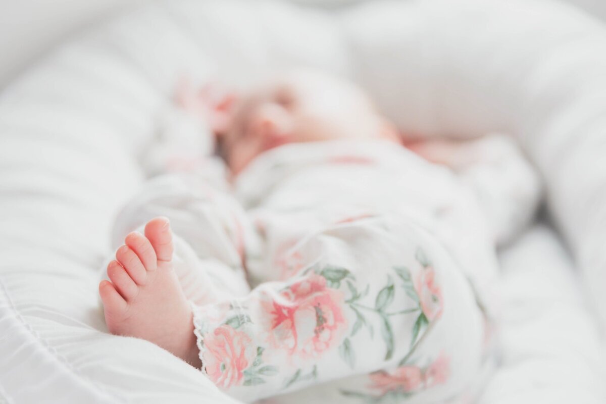     Женщина проверяла камеру в кроватке ребенка и заметила незваного гостя