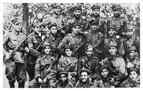 Партизанский отряд Армии Людовой. 1-я бригада Армии Людовой Земли Краковской им. Бартоша Гловацкого (польск. 1 Brygada Armii Ludowej Ziemi Krakowskiej im. Bartosza Głowackiego) — польское партизанское соединение Армии Людовой, которое действовало с июля 1944 на оккупированной нацистской Германией территории Кракова. В частности в Хроберских лесах целью бригады была дезорганизация немецких войск и их объектов по всему фронту, а также помощь 1-му Украинскому фронту продолжавшему боевые действия на Сандомирском плацдарме. Численность бригады составляла около 450 бойцов.