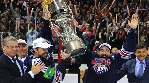    Александр Медведев, Сергей Мозякин, Данис Зарипов, Валерий Каменский (слева направо).Владимир Беззубов и Юрий Кузьмин photo.khl.ru