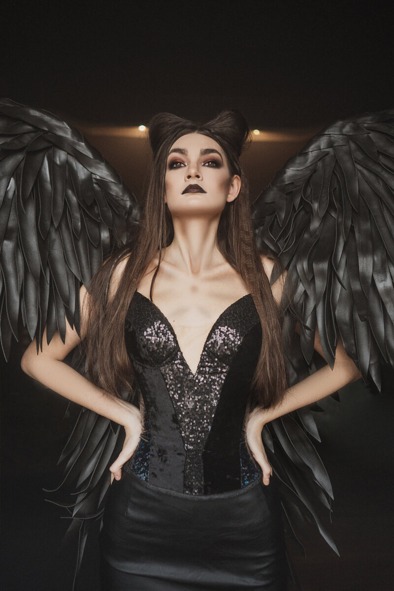 Чёрный бархатный корсет очень сложной формы. С отрезными чашечками. Украшен вставками из чёрной паеточной ткани и моей любимой ткани-голографик. А какая талия, а!