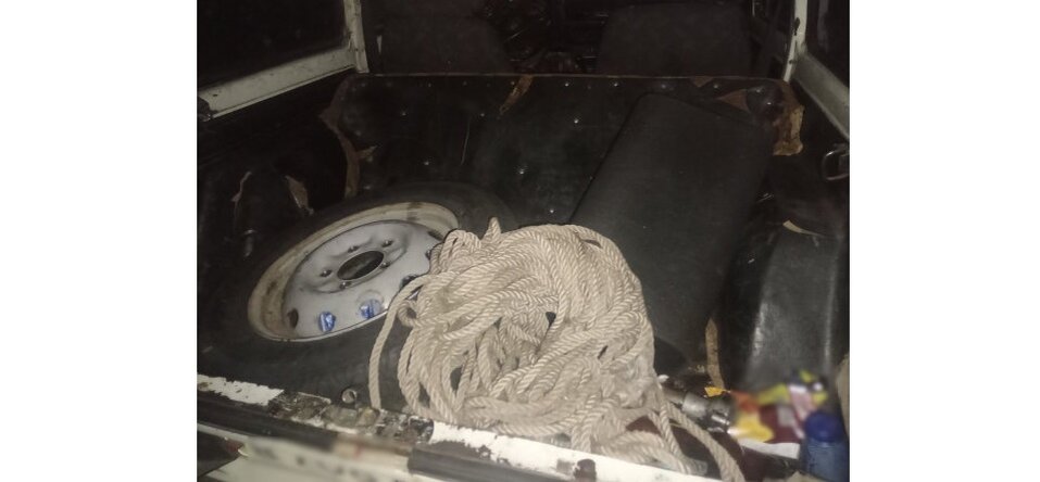 ПОЛИЦЕЙСКИЕ НАШЛИ АВТОМОБИЛЬ И ВЕРЁВКУ, КОТОРУЮ ПРЕСТУПНИКИ ИСПОЛЬЗОВАЛИ ПРИ ИСТЯЗАНИИ И ПОХИЩЕНИИ ДОЛЖНИКА. ФОТО: СУ СК РФ ПО БУРЯТИИ