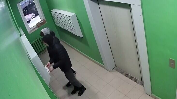     Подписчики тг-канала «Тюмень №1» сообщают о молодых людях, которые повредили почтовые ящики. Двое тюменцев решили «отработать удар» на железных конструкциях и испортили их.