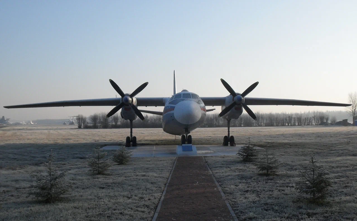 Памятник самолёту Ан-26
