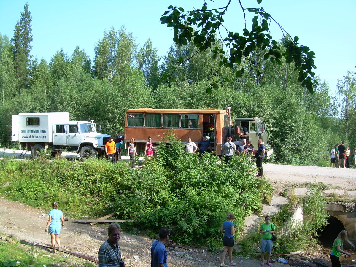Транспорт, на котором нас везли до места. Мы в оранжевой машине.