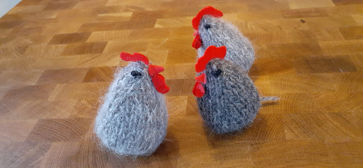 Курочки получились немного разными по цвету (посветлее и потемнее), так как использовались разные цвета тонкого мохера – белый и серый.