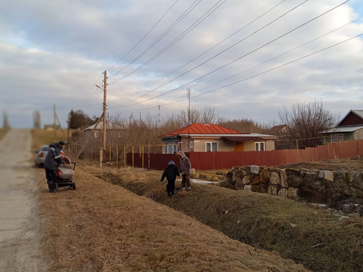 По дороге близнецы принялись прыгать через канаву, а Иван возмущенно вопил, потому что тоже хотел. 