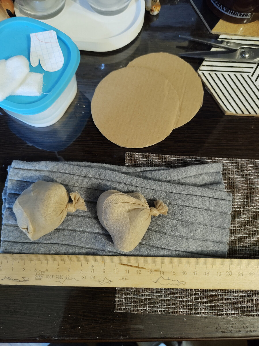 Будущие тельца, картонные основания и утяжелители в виде камешков, завязанных в капроновые носки.