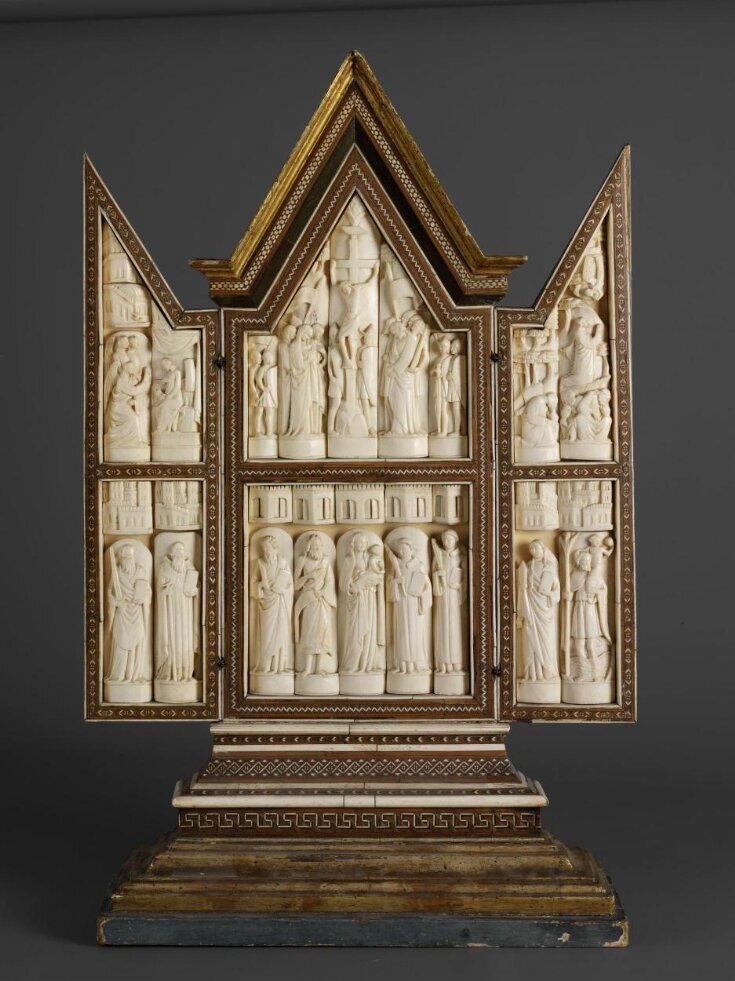 Небольшой домашний алтарь-триптих, 1400-1425 гг. Дерево с инкрустацией костью, рогом и с позолотой, морилкой и краской. Высота 69 см. Хорошо читаются отдельные вертикальные вставки с рельефной резьбой. Это и есть части цевки(бедренная кость копытных), имеющей цилиндрическую форму, распиленные вдоль и смонтированные на деревянную основу. 