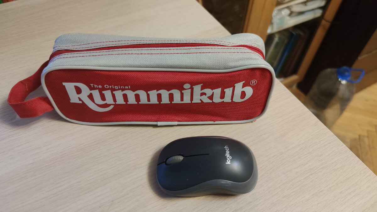 Я купила вот в таком чехле - небольшая игра, удобно возить с собой - мышка поставлена для понимания размеров упаковки