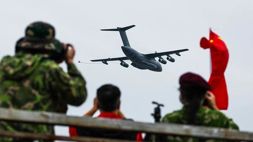 Президент Украины Зеленский заявил, что опасается третьей мировой войны в случае союза РФ и Китая. Президент Украины Владимир Зеленский заявил, что в случае союза Пекина и Москвы якобы вероятна третья мировая война. Такое мнение он высказал в понедельник, 20 февраля, в интервью немецкой газете Die Welt.
«Если бы Китай вступил в союз с Россией, была бы мировая война, и, я думаю, Китай это осознает», — сказал Зеленский. При этом он отметил, что хотел бы видеть Пекин в качестве союзника Киева. 

Накануне, 19 февраля, американский сенатор от Республиканской партии Линдси Грэм предупредил Китай о последствиях оказания «летальной» военной помощи России, сравнив ее с покупкой билета на «Титаник». Сенатор отметил, что власти КНР поступят неразумно, если решат «запрыгнуть на поезд» президента РФ Владимира Путина». По его словам, этот поступок был бы сродни «покупке билета на «Титаник» после просмотра фильма о нем».
Тогда же глава МИД КНР Ван И в ходе встречи с госсекретарем США Энтони Блинкеном заявил, что КНР никогда не смирится с давлением и угрозами США в адрес российско-китайских отношений.
За день до этого Блинкен сообщил, что Вашингтон обеспокоен возможной помощью со стороны Китая в адрес России в ведении боевых действий на Украине. В тот же день он предупредил Китай о последствиях, если он окажет материальную помощь России в специальной военной операции.

До этого, 4 февраля, заместитель министра иностранных дел Китая Ма Чжаосюй по итогам встречи с главой российского МИДа Сергеем Лавровым заявил, что Китай намерен продолжать развивать двусторонние отношения с Россией для достижения общих региональных и международных целей.
В США не раз отмечали, что обеспокоены сближением Москвы и Пекина.
Так, 30 декабря 2022 года в Госдепе сообщили, что США внимательно следят за действиями Китая и предупреждают о возможных последствиях в результате помощи России в СВО и содействия обходу введенных западных санкций.

При этом в тот же день Владимир Путин и лидер КНР Си Цзиньпин провели переговоры по видеосвязи, в ходе которых российский глава государства назвал текущие отношения России и КНР лучшими за всю историю. Он отметил, что Россия и Китай достойно выдерживают все испытания, являются образцом для держав в XXI веке.